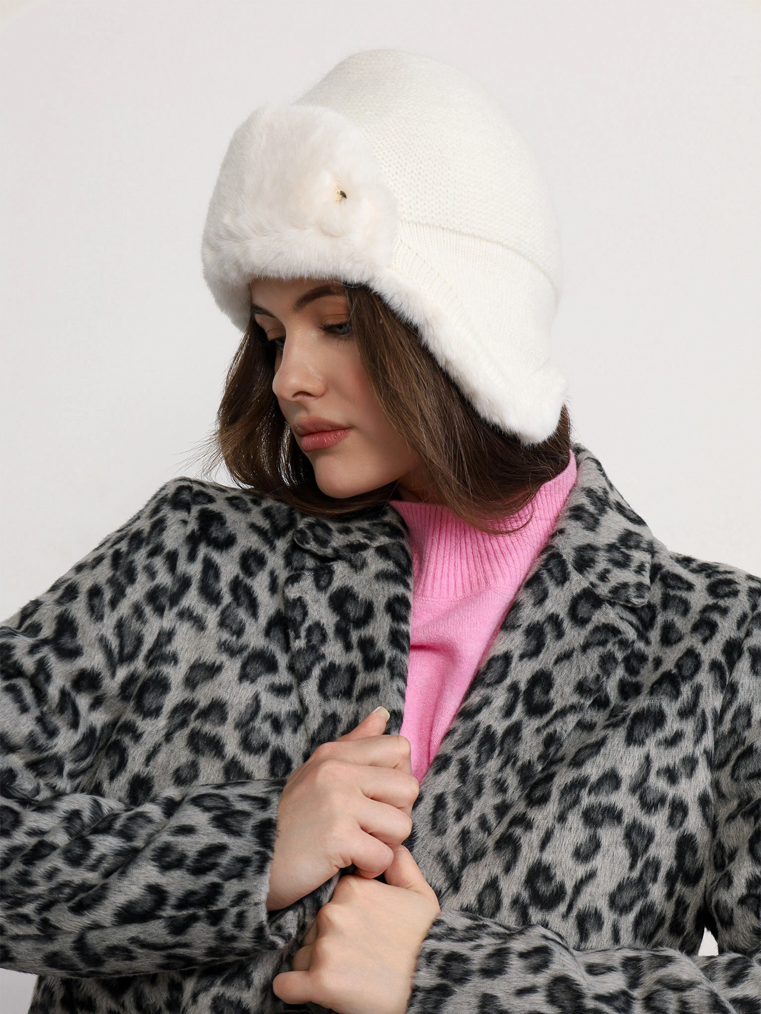 Шапка-ушанка с меховым козырьком белого цвета